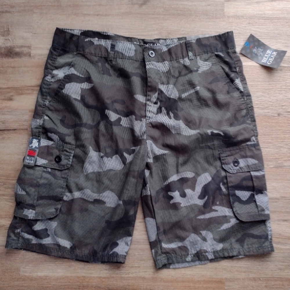 Men's cargo camo shorts Blue Gear Camo  shorts. 6 pocket. NWT. SIZE 44
